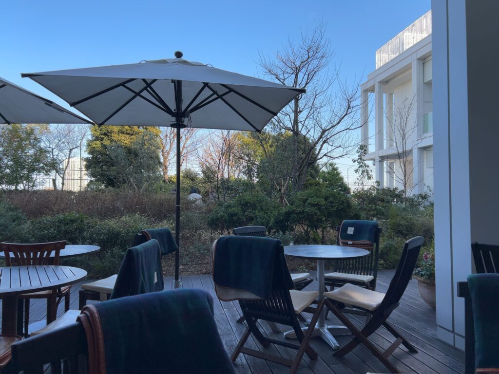 新宿高島屋のブレッツカフェ クレープリー、青空と緑に囲まれたテラス席