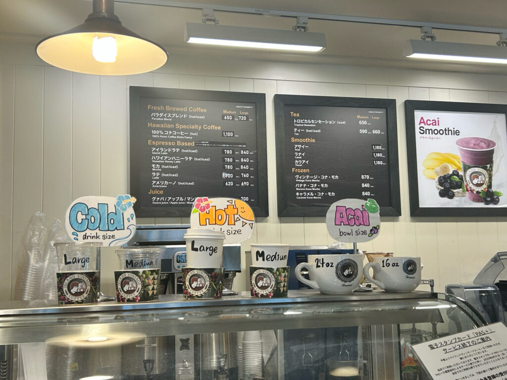 表参道アイランドヴィンテージコーヒーの店内カウンターとドリンクメニュー