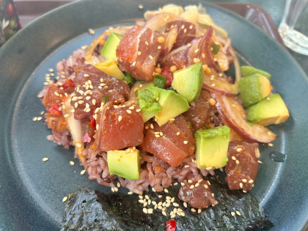 表参道アイランドヴィンテージコーヒーのアヒポキ丼。アボカドとマグロがたっぷり乗った人気メニュー