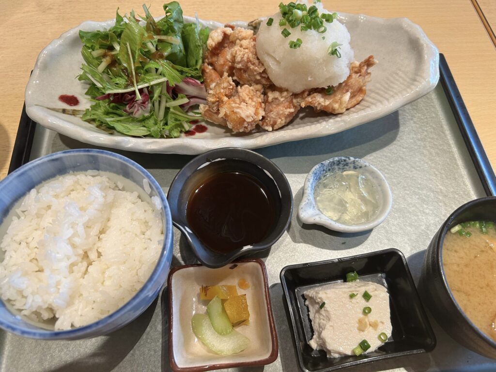 黒湯で癒されたあとは、ボリューム満点の定食でお腹も満たされる。