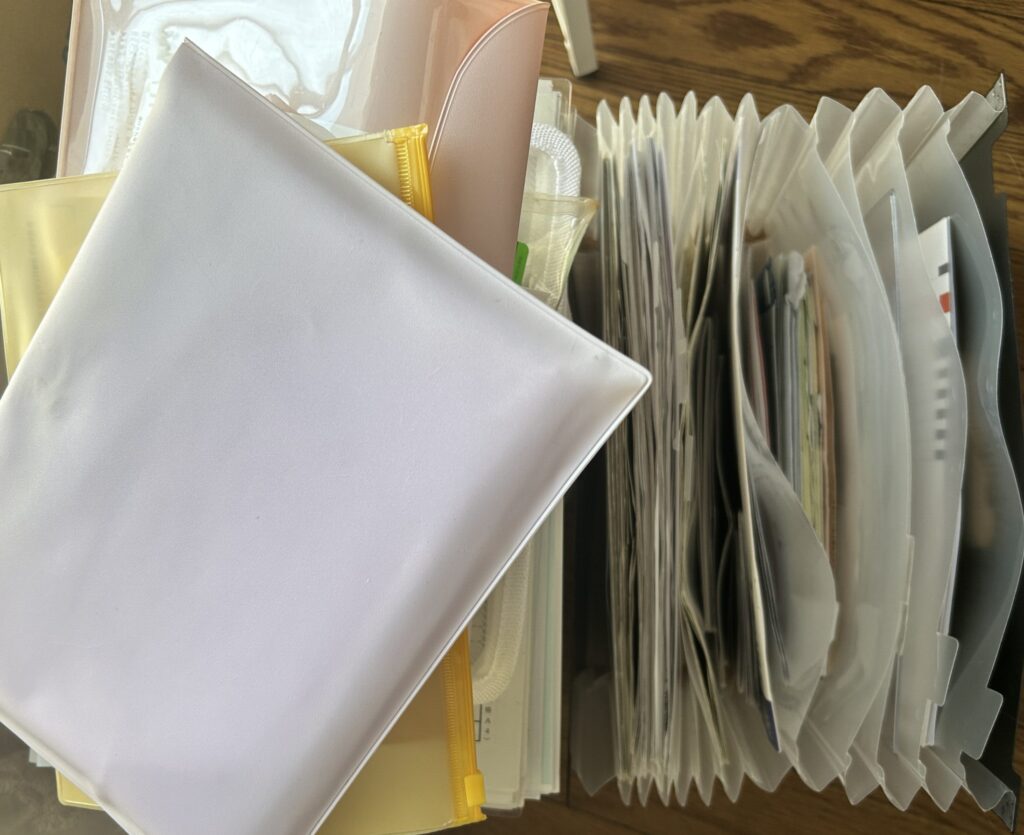 「書類やファイルを整理するために断捨離を実践」