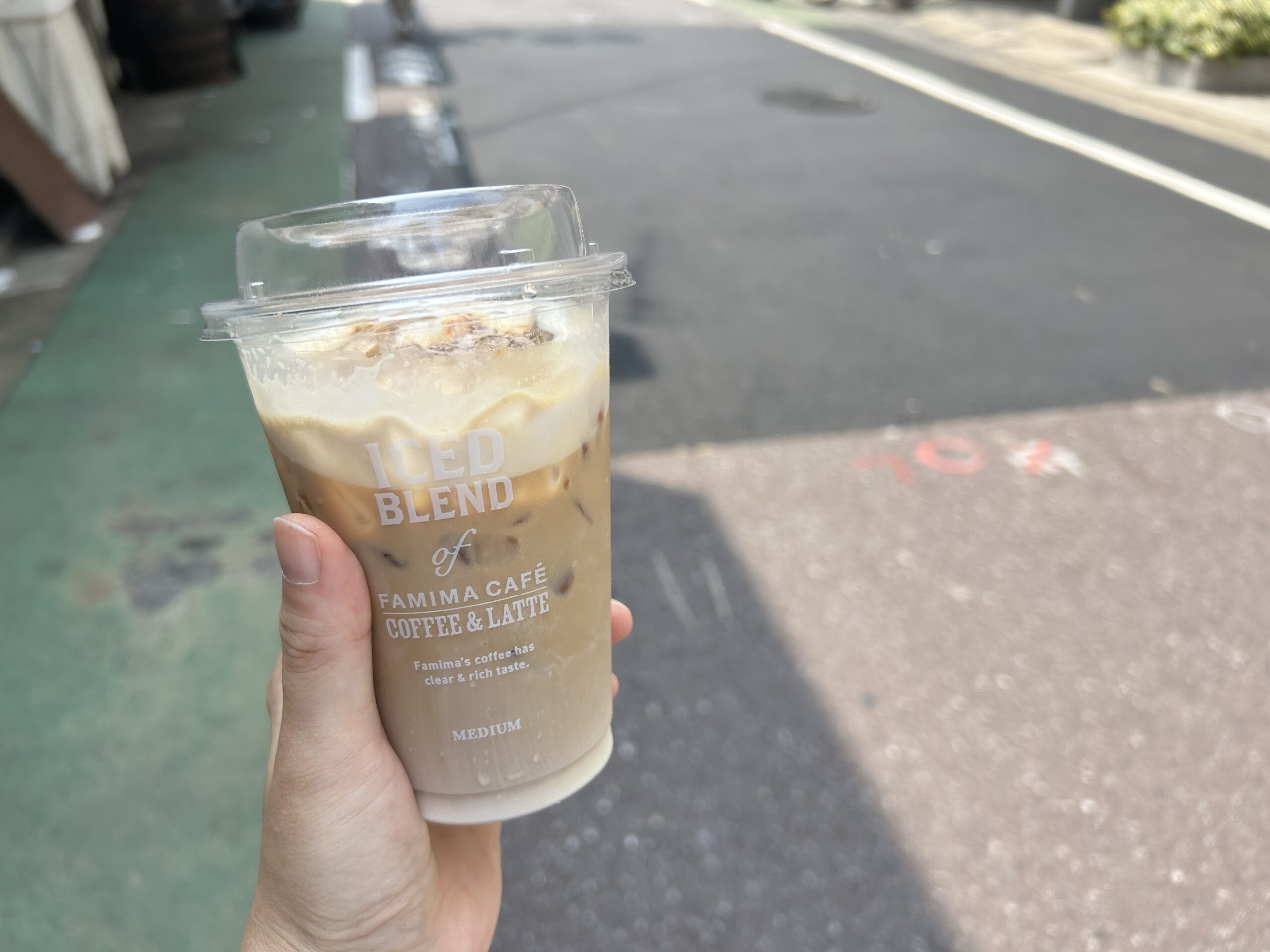 【ファミマカフェ】新コーヒーマシンで淹れたアイスラテ｜濃さが選べる進化に感動！